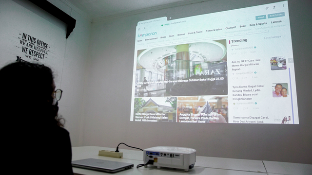 Tampilan situs kumparan yang diakses lewat browser Chrome bawaan di Smart Projector BenQ EX800ST. Foto: Kevin S. Kurnianto/kumparan