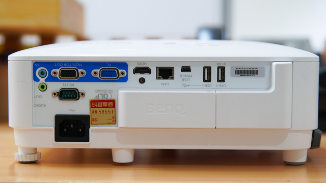 Port di Smart Projector BenQ EX800ST. Foto: Kevin S. Kurnianto/kumparan