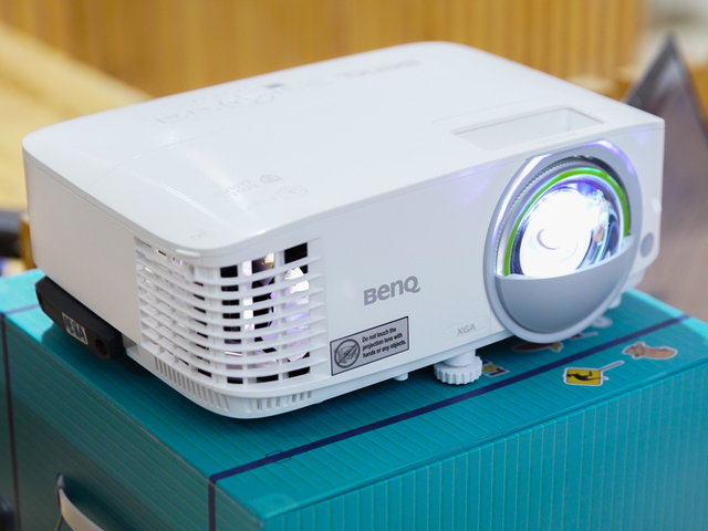 Smart Projector BenQ EX800ST. Foto: Kevin S. Kurnianto/kumparan