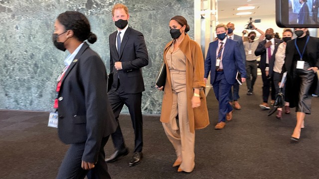 Pangeran Harry dan Meghan Markle meninggalkan PBB setelah bertemu dengan Wakil Sekretaris Jenderal PBB Amina Mohammed, di New York City, AS. Foto: Daphne Psaledakis/Reuters