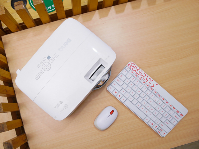Smart Projector BenQ EX800ST dapat dioperasikan langsung dengan keyboard dan mouse dengan koneksi Bluetooth. Foto: Kevin Kurnianto/kumparan