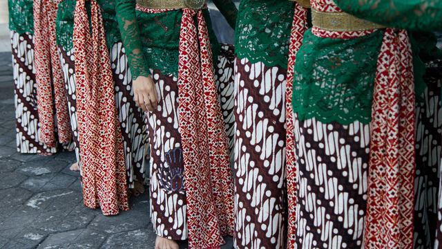 Ilustrasi para perempuan yang tengah mengenakan kain batik motif parang rusak.
 Foto: Shutter Stock