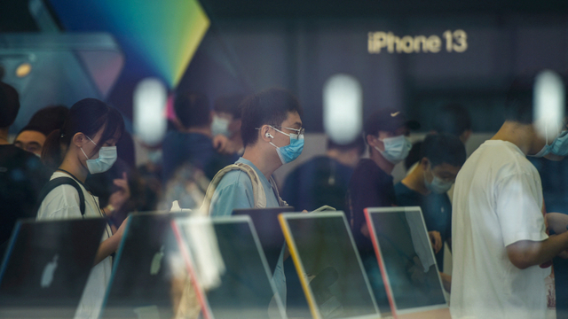 Pelanggan mengantre membeli ponsel iPhone 13 yang baru diluncurkan di toko Apple di Hangzhou, di provinsi Zhejiang timur China pada 24 September 2021. Foto: STR / AFP / China OUT