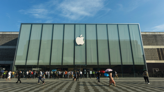 Pelanggan mengantre membeli ponsel iPhone 13 yang baru diluncurkan di toko Apple di Hangzhou, di provinsi Zhejiang timur China pada 24 September 2021. Foto: STR / AFP / China OUT