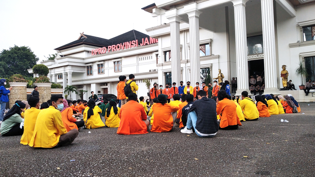 Puluhan mahasiswa di Jambi yang tidak bisa bertemu Ketua KPK, sedang berada di depan Kantor DPRD Provinsi Jambi. (Foto: M Sobar Alfahri/Jambikita)