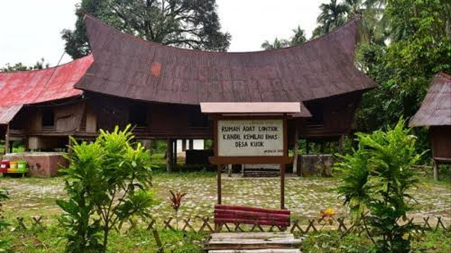 Rumah lontiok, rumah adat masyarakat Kampar. Foto: Dinas Pariwisata Riau