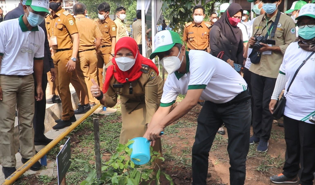 Penanaman bibit pohon secara simbolis oleh Walikota Bandar Lampung dan Rektor Universitas Lampung, Senin (27/9). | Foto : Lampung Geh