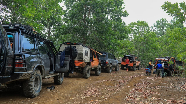 Offroader jelajah pedalaman Aceh Besar sambil sosialisasi vaksinasi. Foto: Taufik Ar Rifai untuk acehkini