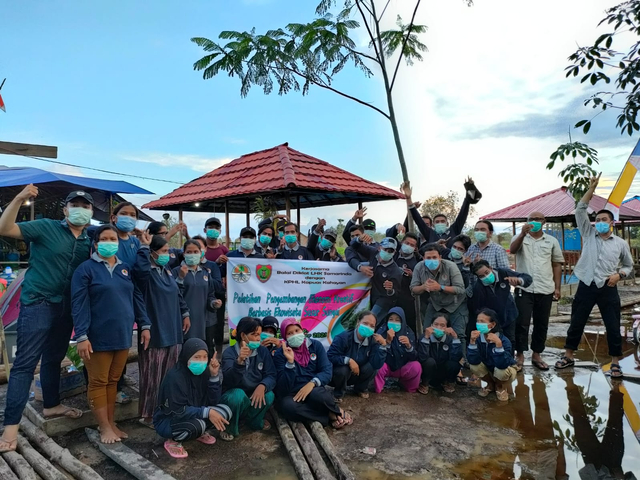 Gambar 1. Pengajar dan Peserta Pelatihan Ekowisata (sumber foto : Ginanjar)