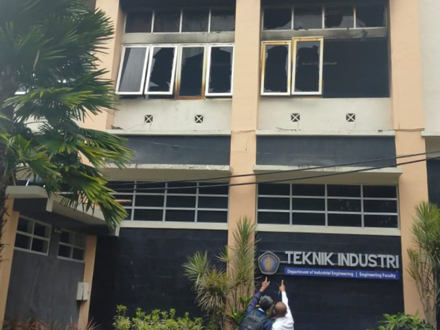 Ruangan laboratorium Tekni Industri Universitas Brawijaya yang terbakar. foto/ M Sholeh