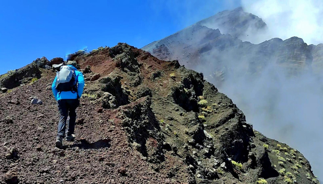 Penulis saat mendaki menuju puncak Rinjani. Foto: Kojun.