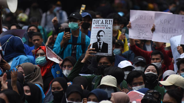 Mahasiswa yang tergabung dalam Aliansi BEM Seluruh Indonesia (BEM SI) dan Gerakan Selamatkan KPK menggelar unjuk rasa di sekitar Gedung Merah Putih KPK di Jakarta, Senin (27/9/2021).  Foto: Indrianto Eko Suwarso/ANTARA FOTO