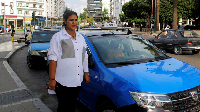 Pengemudi taksi wanita, Souad Hdidou berdiri di samping taksinya di Rabat, Maroko. Foto: Shereen Talaat/REUTERS
