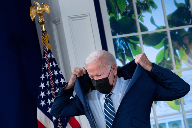 Presiden Amerika Serikat Joe Biden usai menerima vaksin dosis ketiga (Booster) menggunakan Pfizer di Gedung Putih, Washington, DC, Amerika Serikat. Foto: Brendan Smialowski / AFP