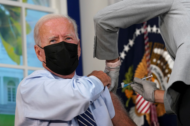 Presiden Amerika Serikat Joe Biden menerima vaksin dosis ketiga (Booster) menggunakan Pfizer di Gedung Putih, Washington, DC, Amerika Serikat. Foto: Kevin Lamarque/REUTERS