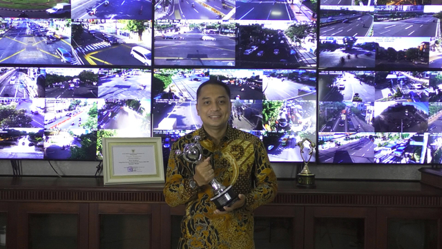 Wali Kota Surabaya Eri Cahyadi menunjukkan penghargaan APE dari Kemen PPPA yang berhasil diraih Kota Pahlawan. Foto: Humas Pemkot Surabaya