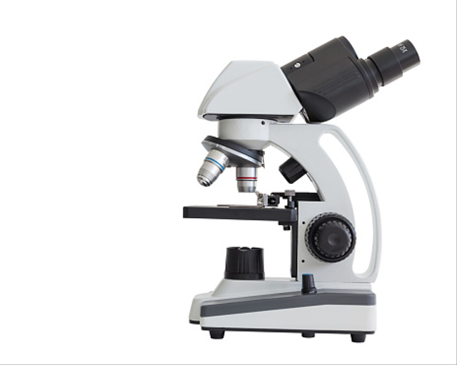 Bagian dari mikroskop yang berfungsi untuk menjepit preparat agar tidak bergeser adalah