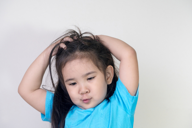 Ilustrasi anak menggaruk rambutnya. Foto: Shutterstock.