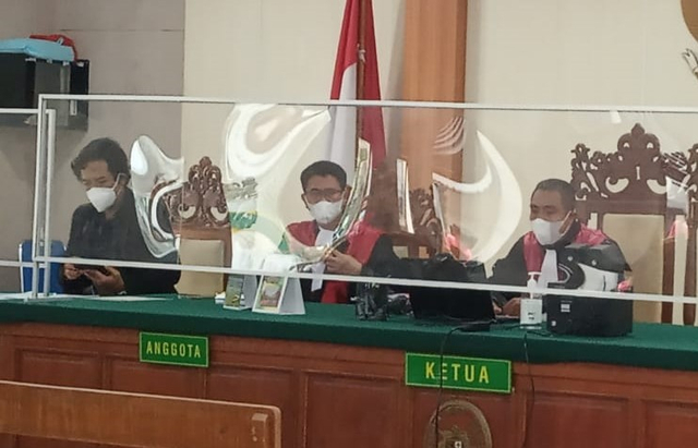 Majelis Hakim PN Denpasar yang memimpin persidangan kasus Zaenal Tayeb - WIB