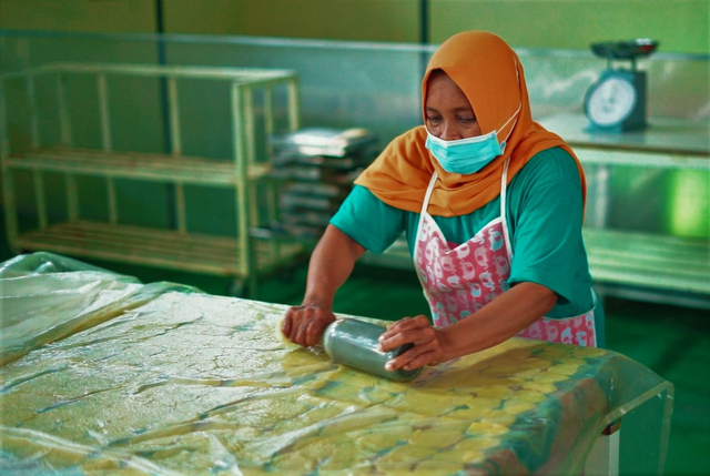 Upaya UNESA Selamatkan UMKM di Masa Pandemi, Sumbang Mesin dan Beri Pelatihan (497410)