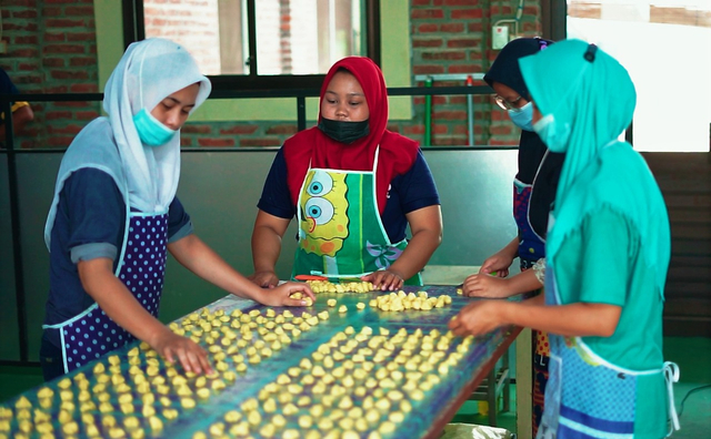 Upaya UNESA Selamatkan UMKM di Masa Pandemi, Sumbang Mesin dan Beri Pelatihan (497411)