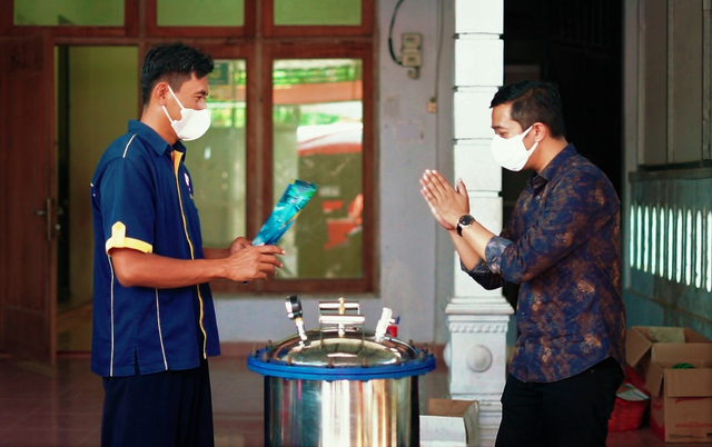 Upaya UNESA Selamatkan UMKM di Masa Pandemi, Sumbang Mesin dan Beri Pelatihan (497412)