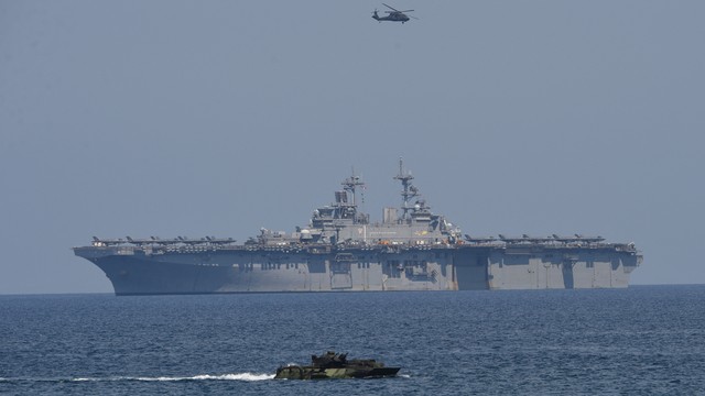 Latihan militer AS tahunan di pantai kota San Antonio, menghadap Laut China Selatan. Foto: TED ALJIBE/AFP