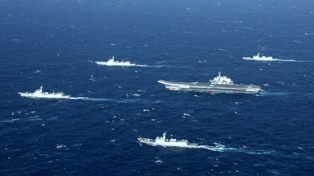 Formasi Angkatan Laut China, selama latihan militer di Laut China Selatan. Foto: STR/AFP