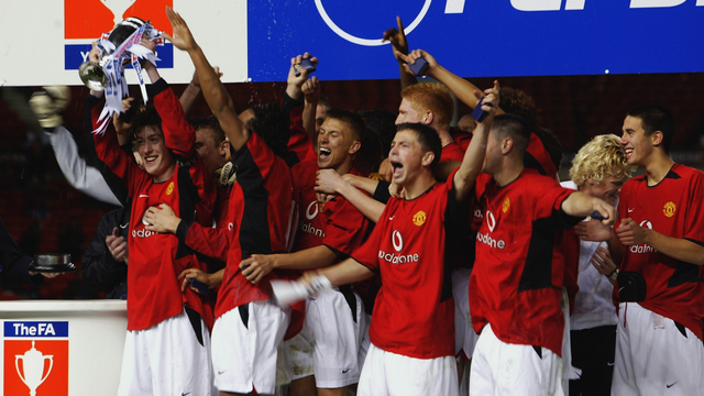 David Jones dari Manchester United merayakan dengan rekan satu timnya dengan mengangkat Piala FA Youth 2003, di Old Trafford di Manchester, Inggris, 25 April 2003. Foto: Laurence Griffiths/Getty Images