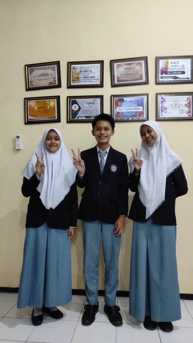 Anggita Yulia Amanda, Ivan Dwi Kharismanda, dan Legista Miranda. Mereka merupakan siswa SMKN 1 Turen yang berhasil raih juara dua di Olimpiade Pendidikan Akutansi (OPA) tahun 2021. Foto: dok