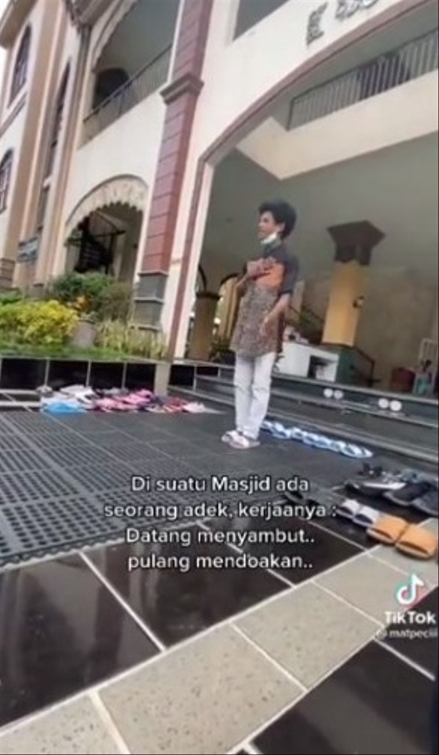 Viral aksi seorang pemuda di Subang, Jawa Barat, sambut jamaah yang hendak salat hingga rapikan sandal dan sepatu. (Foto: Twitter/@zoelfick)