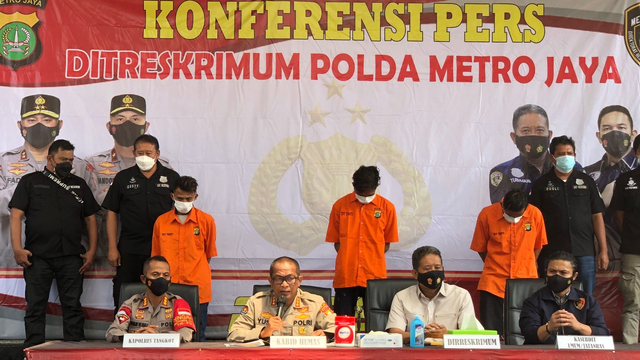 Kabid Humas Polda Metro Jaya Kombes Yusri Yunus (tengah) saat konferensi pers kasus pembunuhan Ustaz Armand di Tangerang, Selasa (28/9). Foto: Dok. Istimewa