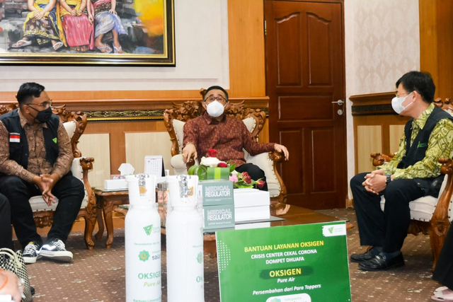 Dompet Dhuafa Bali menyerahkan tabung oksigen untuk masyarakat Bali dalam upaya maksimal membantu penanganan Covid-19 di Bali. (Selasa, 28/09). Dok. Dompet Dhuafa Bali