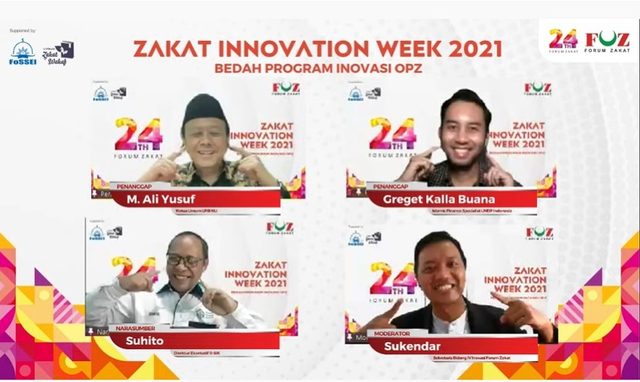 Direktur Eksekutif Rumah Sosial Kutub bersama moderator dan para penanggap saat melakukan selebrasi #IndonesiaTersenyum. Foto: Youtube Forum Zakat (FOZ)