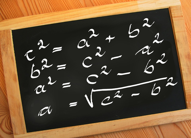 Penampakan bentuk akar dan pangkat dalam materi pelajaran matematika. Foto: Pixabay