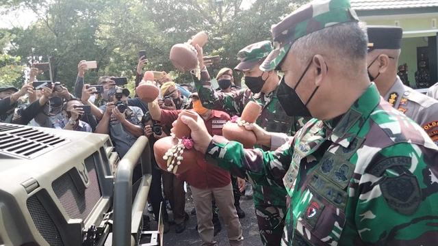 Kepala Staf Kodam III/Siliwangi Brigjen TNI Darmono Susastro saat menyerahkan alutsista terbaru di Batalyon Arhanud 14/PWY Cirebon.(Juan)