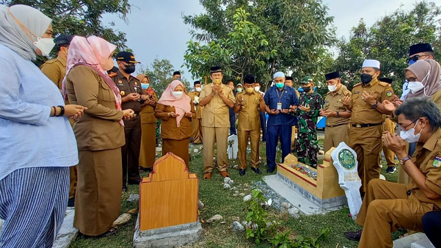 Pemkot Palu Ziarah dan Tabur Bunga di Pemakaman Massal Poboya, Selasa (28/9). Foto: Humas Pemkot Palu