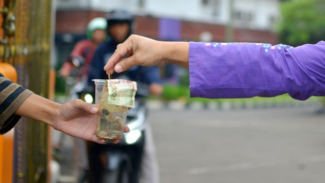 Ilustrasi memberi uang ke pengemis. Foto: Iqbal Firdaus/kumparan