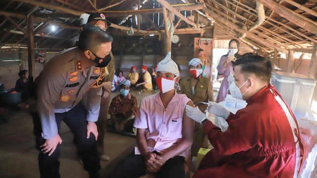 KAPOLDA Riau, Irjen Pol Agung Setya Imam Effendi saat meninjau pelaksanaan vaksinasi di masyarakat suku pedalaman, Talangmamak, Batang Gansal, Indragiri Hulu, Riau, belum lama ini.  