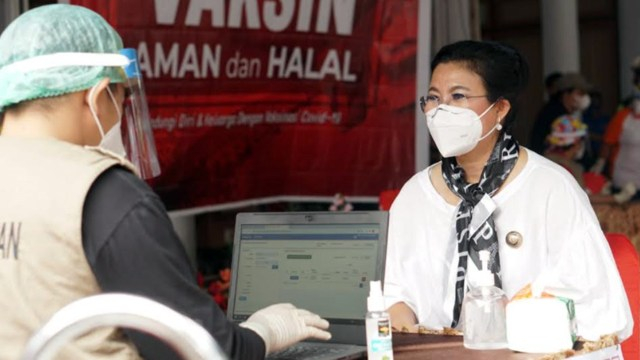 Bupati Kabupaten Sitaro, Evangelian Sasingen saat mengikuti screening untuk menguji kelayakan menerima suntikan vaksin corona