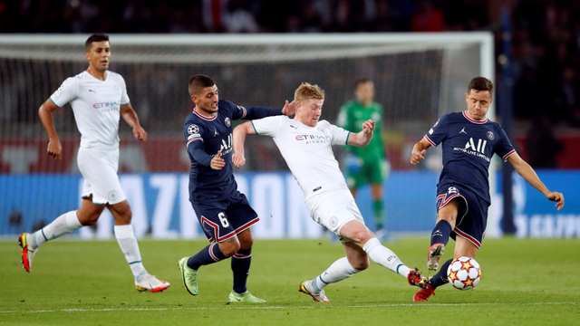 Pemain Paris Saint-Germain (PSG) Ander Herrera berebut bola dengan pemain Manchester City Kevin De Bruyn pada pertandingan Grup A Liga Champions di Parc des Princes, Paris, Prancis. Foto: Gonzalo Fuentes/REUTERS