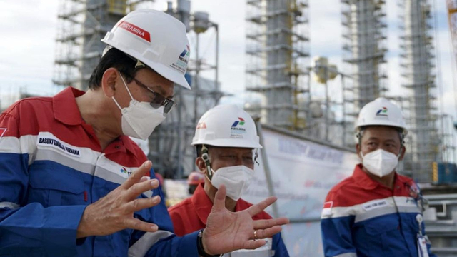 Basuki Tjahaja Purnama (Ahok) saat mengunjungi proyek Refinery Development Master Plan (RDMP) Balikpapan di Kalimantan Timur, Senin (27/9).  Foto: Instagram/@ basukibtp