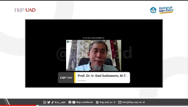 Prof. Dr. Ir. Dwi Sulisworo, M.T., menjadi pemateri pada Seminar Bangga menjadi Guru yang diselenggarakan FKIP UAD (Foto: Dewi)