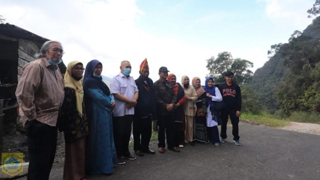 Letjen Purn AY Nasution (keenam dari kiri) bersama keluarga mengunjungi obyek wisata di Kabupaten Pakpak Bharat pada 2-3/6/2020. Foto: pakpakbharatkab.go.id
