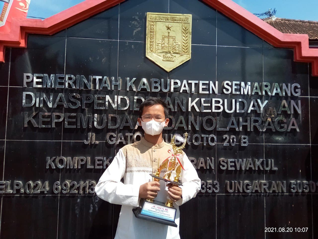Fardan saat pengambilan piala di Dinas Pendidikan, Kebudayaan, Kepemudaan, dan Olahraga Kabupaten Semarang