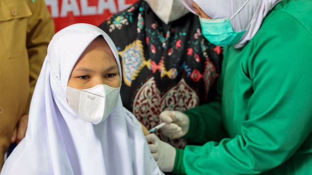 Seorang siswa di Aceh disuntik vaksin. Foto: Suparta/acehkini