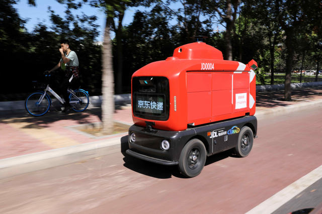 Robot pengiriman milik JD Logistics beroperasi di Beijing, China. Foto: Tingshu Wang/Reuters