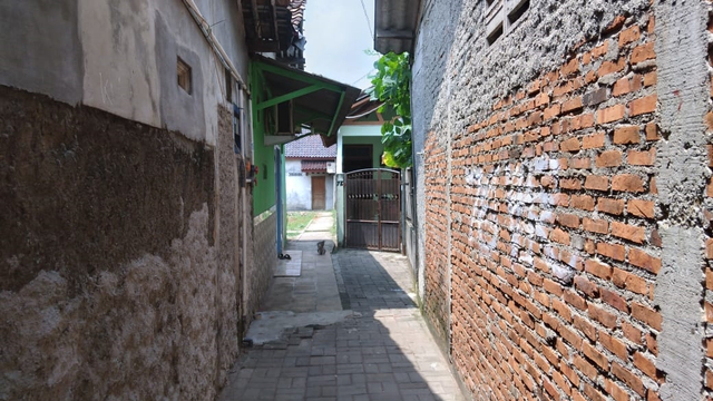 Pintu masuk ke rumah Armand, paranormal pemasak susuk di Kunciran, Tangerang. Foto: Dok. Istimewa