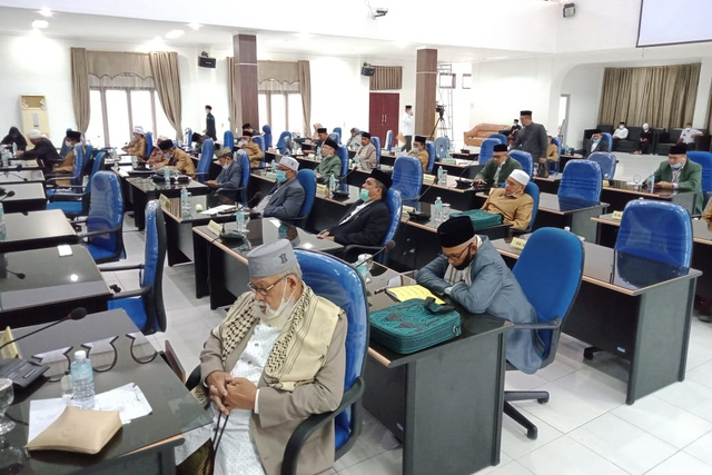 Sidang Paripurna Majelis Permusyawaratan Ulama Aceh membahas tentang Pemindahan Kuburan Menurut Perspektif Hukum Islam. Foto: Dok. Humas MPU Aceh