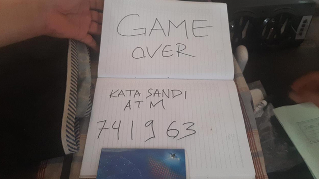 TULISAN "Game Over" dan "Kata Sandi ATM 741963" ditemukan di sekitar jenazah Daniel Putra. Ia diduga bunuh diri dan ditemukan di kebun sawit Desa Sering, Pelalawan, Riau. 
